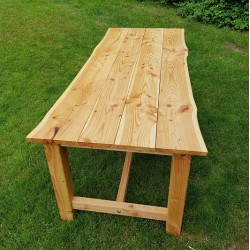 Kundenprojekt: Großer Gartentisch aus Lärchenbohlen mit Baumkante!
