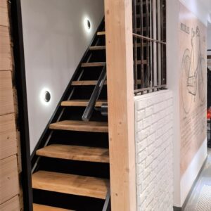 Eiche-Treppe-Holztreppe-Treppenstufe-Trittstufe-Massivholz-verleimt-Baumkante-1