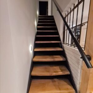 Eiche-Treppe-Holztreppe-Treppenstufe-Trittstufe-Massivholz-verleimt-Baumkante-2