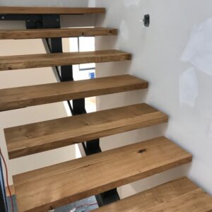 Eiche-Treppe-Holztreppe-Treppenstufe-Trittstufe-Massivholz-verleimt-Baumkante-3