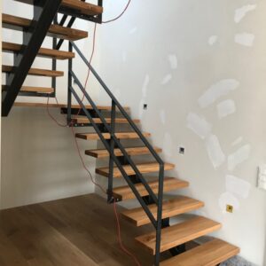 Eiche-Treppe-Holztreppe-Treppenstufe-Trittstufe-Massivholz-verleimt-Baumkante-4